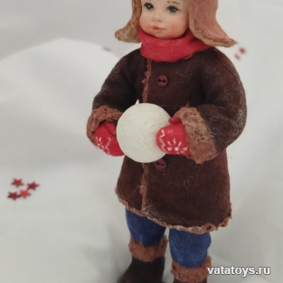 Мальчик со снежным комом