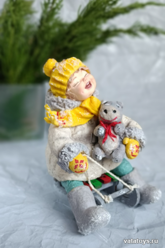 Девочка на саночках